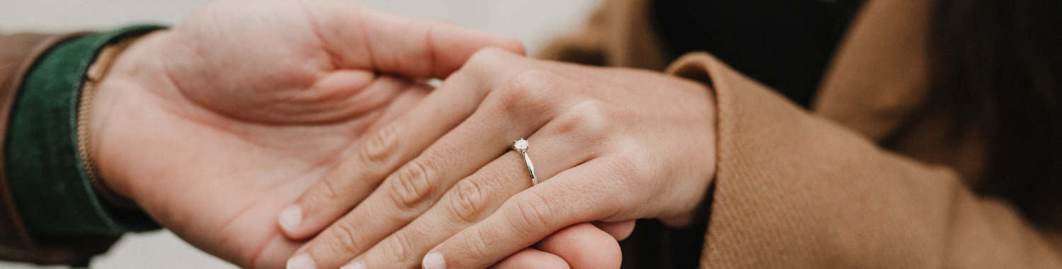 Bague de Promesse : Signification, Différence avec les Fiançailles & Conseils pour Bien Choisir