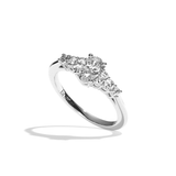 Bague solitaire épaulé diamant oval or blanc - Audacieuse