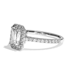 Bague solitaire halo diamant émeraude or blanc - Amoureuse pavée